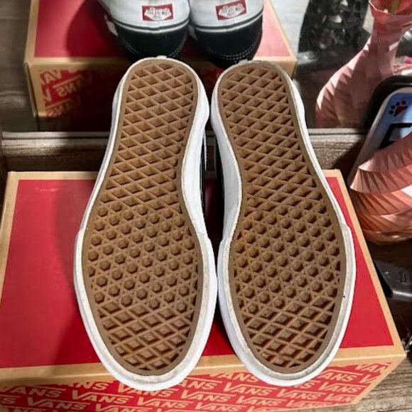 W's 7, M's 5.5, Youth 5.5- Vans Old Skool Pro- Black/White - Picture 6 of 9